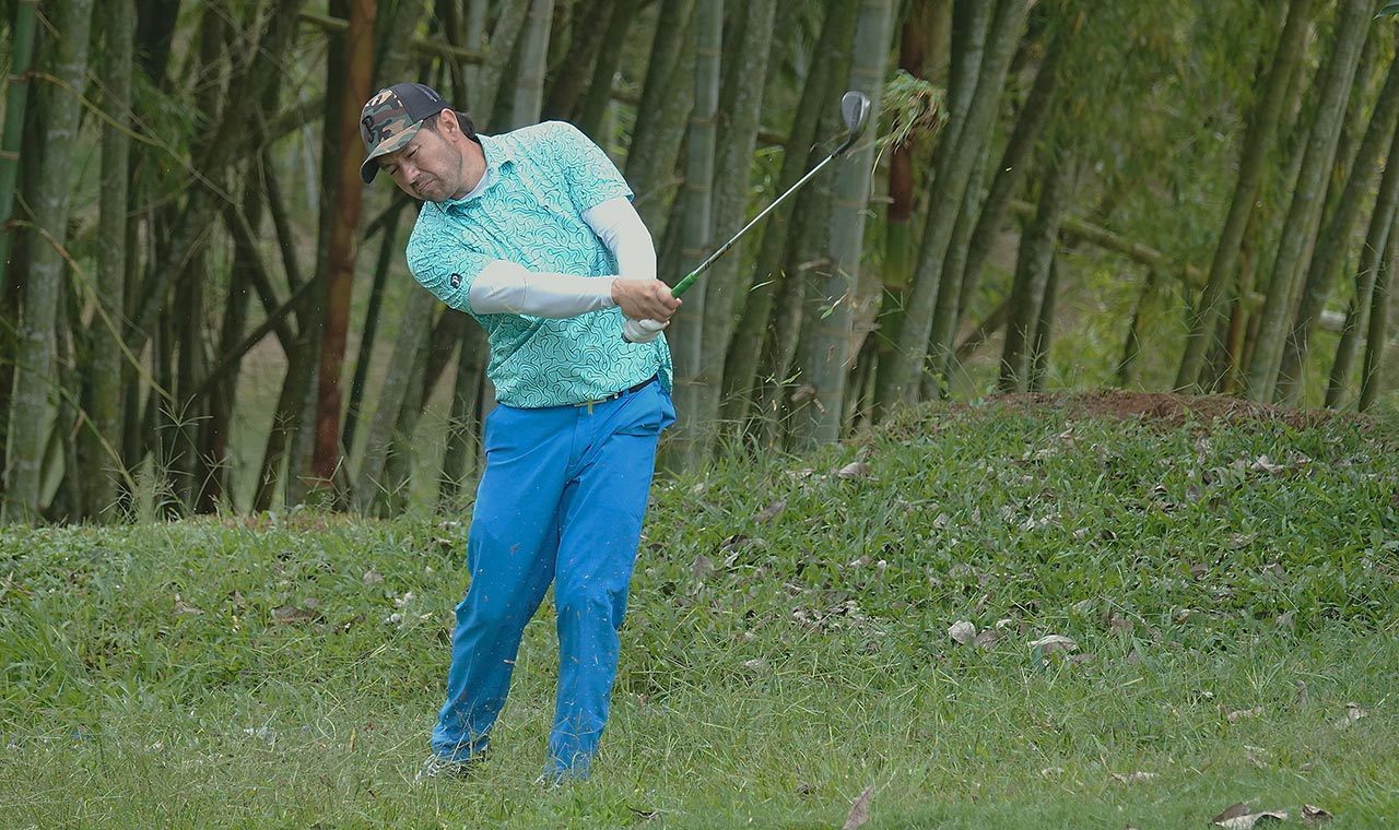 Ómar Beltrán, el primer líder del Abierto Cafetero de Golf este sábado en Armenia